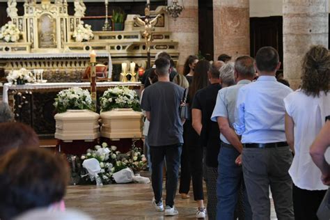 Una folla ai funerali di Elisa e Sandro Prada, vittime della tragedia 